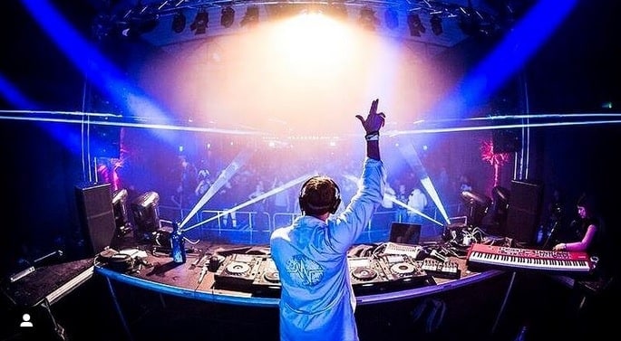 Starting to DJ logo